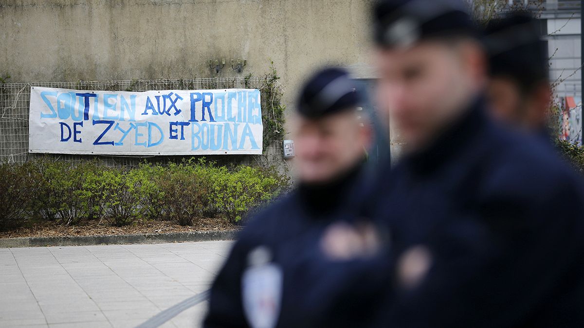 Újra felmenették a francia rendőröket, akik nem segítettek a tarfóházba menekült fiúkon