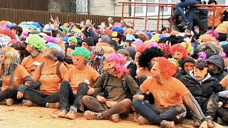 Les séparatistes basques manifestent en perruques