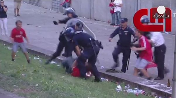 Πορτογαλία: Αστυνομικοί ξυλοκόπησαν οπαδό μπροστά στα παιδί του – Βίντεο Πορτογαλία: Αστυνομικοί ξυλοκόπησαν οπαδό μπροστά στα παιδί του – Βίντεο