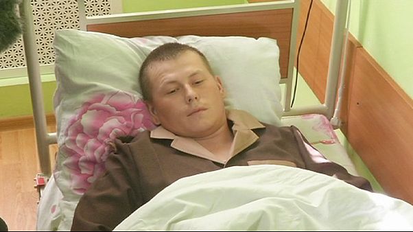 Kiev exhibe les deux soldats russes présumés capturés dans l'Est ukrainien Kiev exhibe les deux soldats russes présumés capturés dans l'Est ukrainien