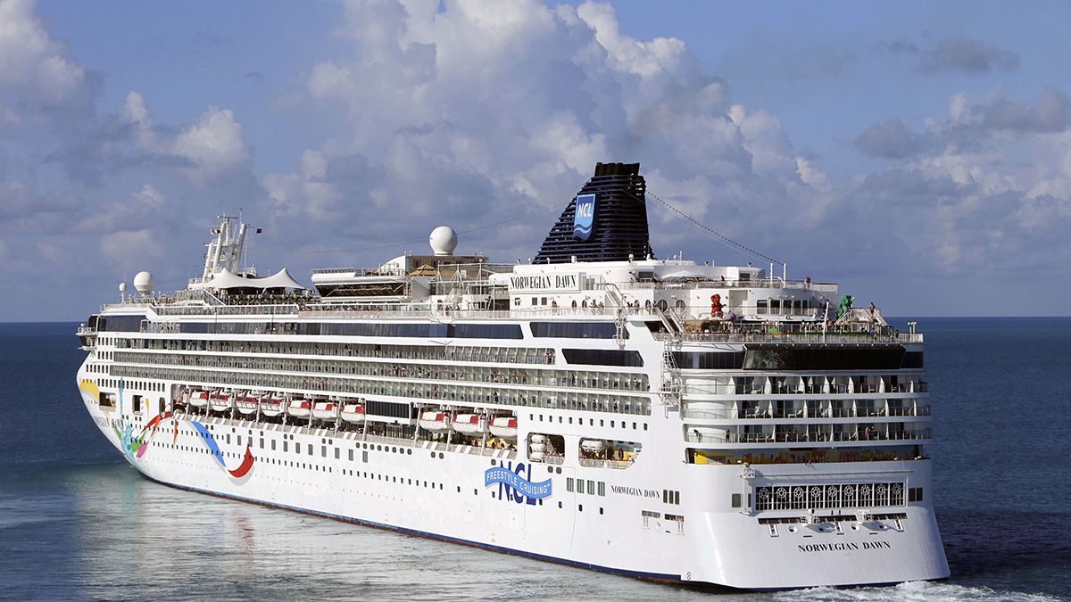 Norwegian cruise ship runs aground off Bermuda