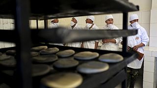 La huelga de panaderos en Bolivia pone a los militares manos a la masa