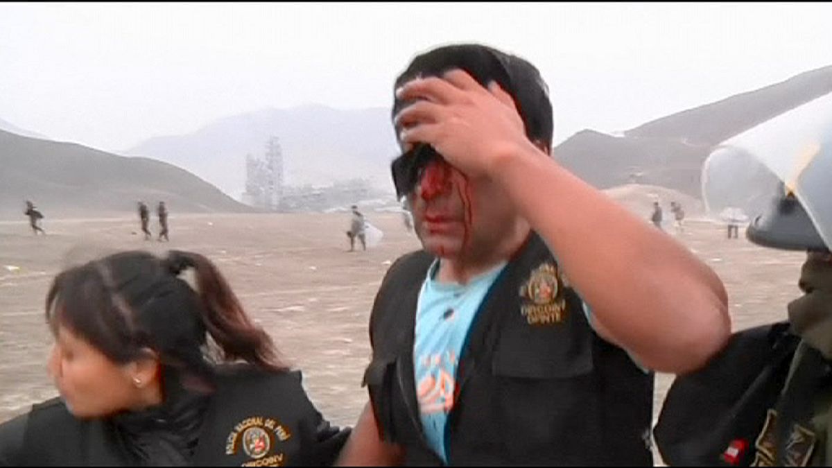 Temetői területfoglalók és rendőrök harca Peruban
