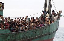 Centenas de migrantes resgatados ao largo da Indonésia