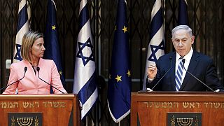 Netanyahu dice a Mogherini que sigue creyendo en la solución de dos Estados