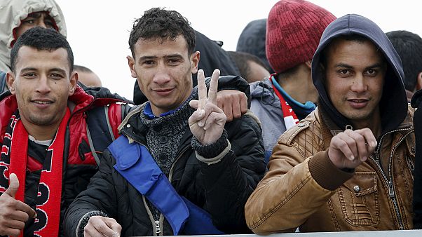 Italienische Marine rettet Hunderte Flüchtlinge aus Seenot Italienische Marine rettet Hunderte Flüchtlinge aus Seenot
