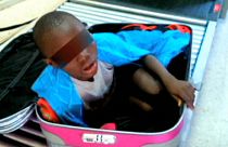 Der in einem Koffer geschmuggelte Junge darf in Spanien bleiben