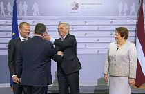 Juncker saluda al primer ministro húngaro llamándole dictador en Riga