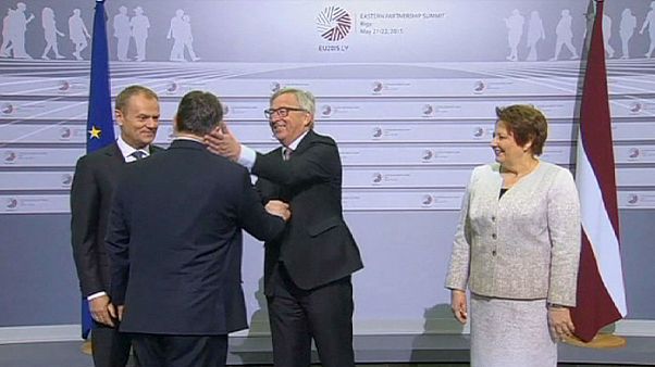 Juncker saluda al primer ministro húngaro llamándole dictador en Riga Juncker saluda al primer ministro húngaro llamándole dictador en Riga