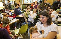 Мак-Грудь: протест венгерских мам в "Макдональдсе"