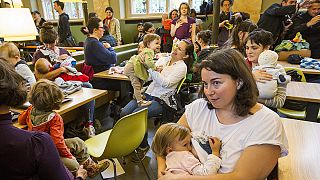 Hongrie : flash mob de mères allaitantes dans un MacDo