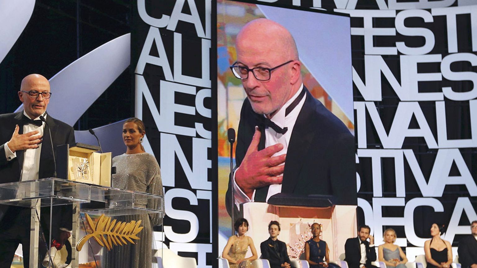 Jacques Audiard reçoit la Palme d'Or pour Dheepan, un film sur l'exil de Tamouls en France