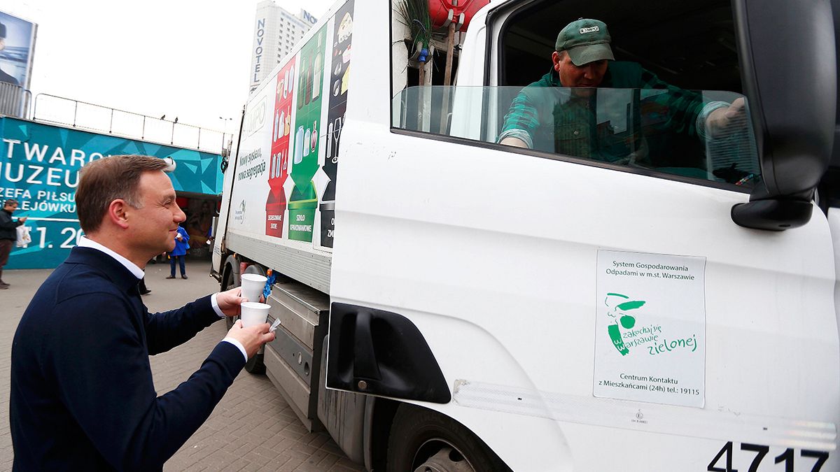 الرئيس البولندي الجديد يوزع القهوة في الشارع شُكرا للناخبين