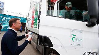 Le nouveau président de la Pologne à la sortie du métro : un petit café ?