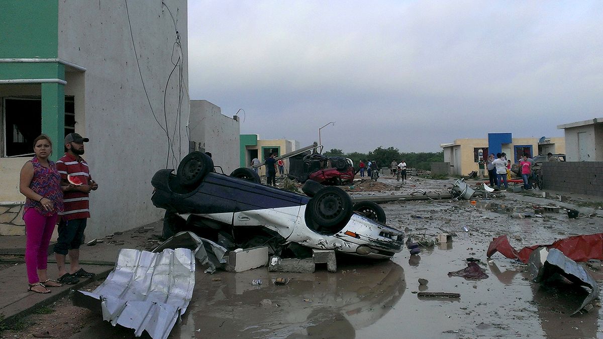 Tornado e chuvas torrenciais matam no México e EUA