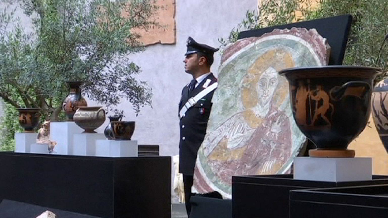 US hands looted artifacts back to Italy