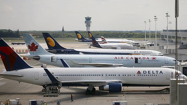 Belçika'da hava ulaşımı felce uğradı Belçika'da hava ulaşımı felce uğradı