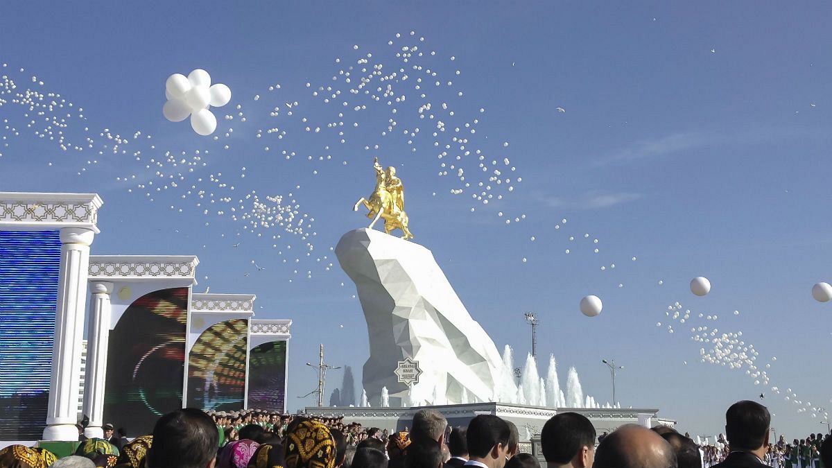 Türkmenistan devlet başkanının devasa altın kaplama heykeli açıldı