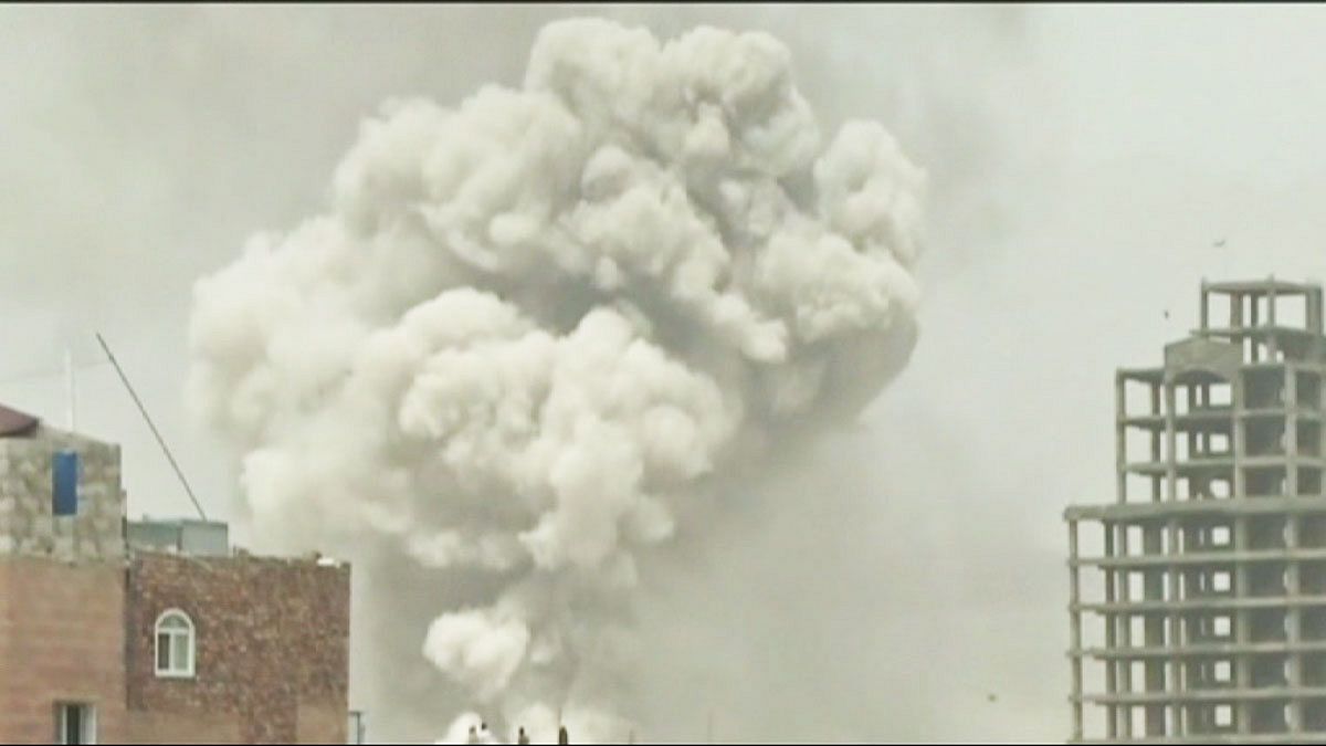 Bombardeamento atinge base dos rebeldes no Iémen