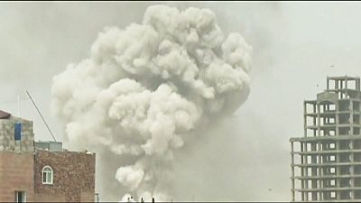 Bombardeamento atinge base dos rebeldes no Iémen