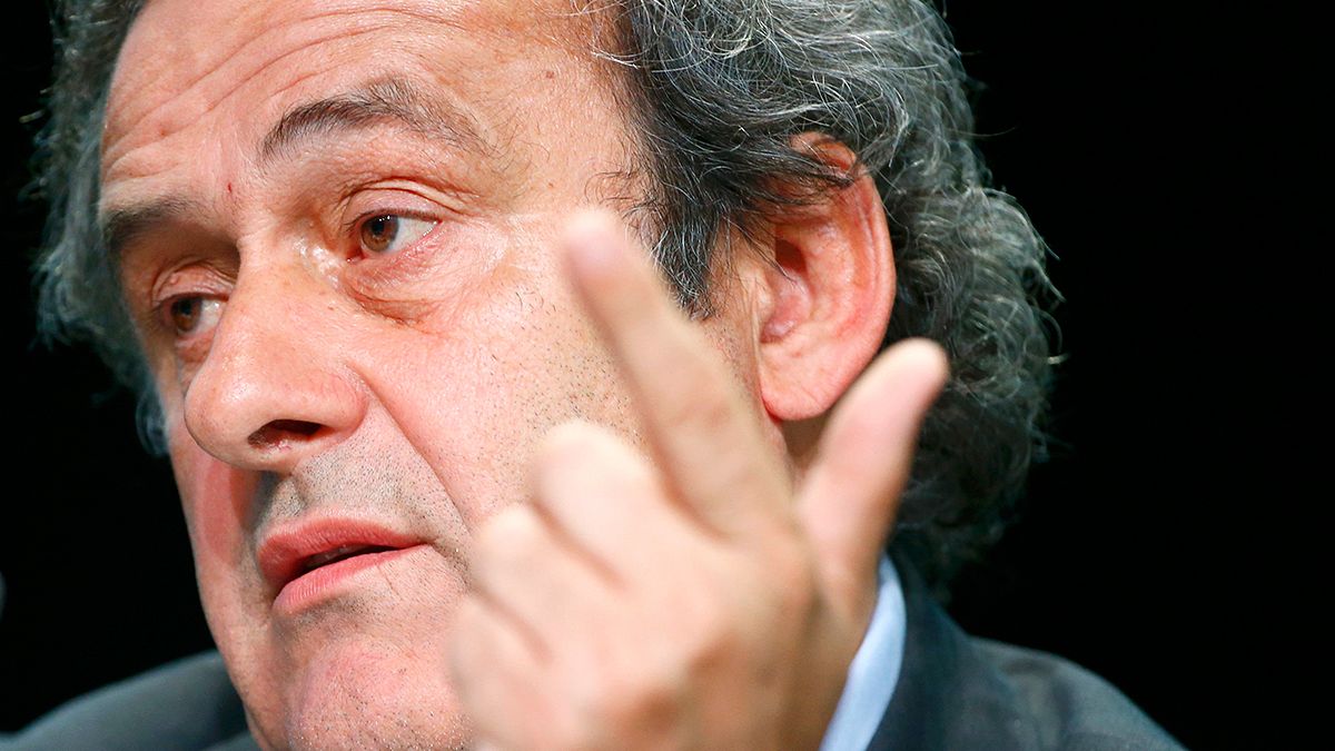 Platini pide a Blatter que deje la FIFA por mala imagen