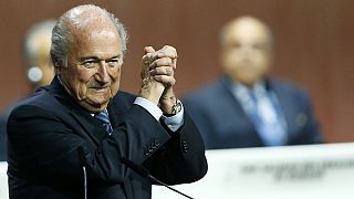 Blatter, reelegido al frente de la FIFA tras la retirada de su rival