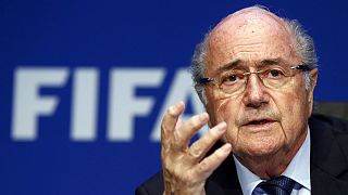 Blatter continua em jogo e ao ataque