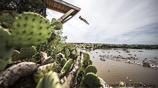 Cliff Diving: Gary Hunt soma três de seguida e Rachelle Simpson entra a ganhar