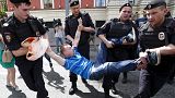 Moskova'da eşcinseller için yapılan yürüyüşe polis engeli