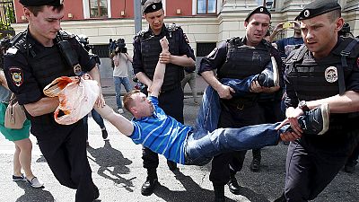الشرطة الروسية تفرق مسيرة للمثليين في موسكو