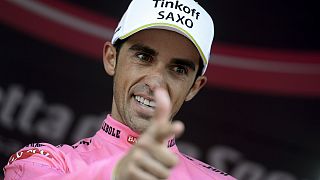 Alberto Contador sufre pero mantiene el liderato en el Giro tras la penúltima etapa