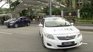 Singapore, un morto a posto di blocco