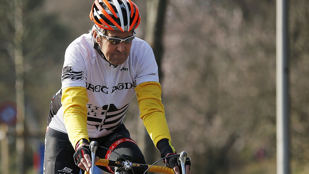 Francia: John Kerry si rompe il femore destro cadendo dalla bici