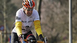 Francia: John Kerry si rompe il femore destro cadendo dalla bici