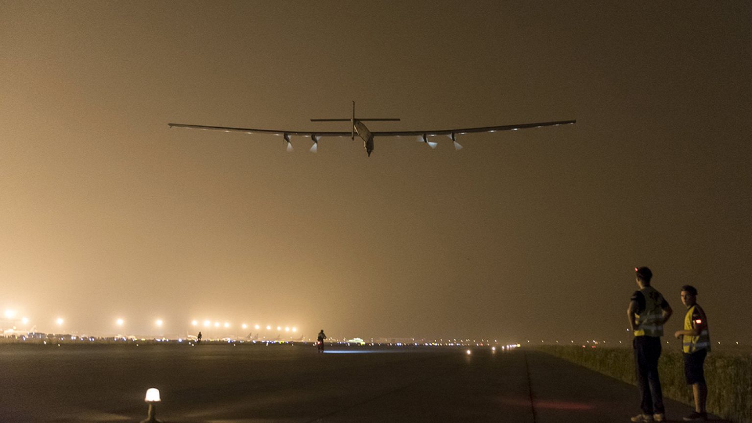 Το ηλιακό αεροσκάφος Solar Impulse 2 απογειώθηκε για ένα μακρύ ταξίδι πάνω από τον Ειρηνικό
