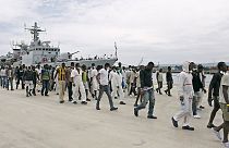 Navio italiano resgata centenas de imigrantes, 17 mortos