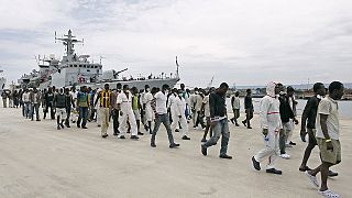 Navio italiano resgata centenas de imigrantes, 17 mortos