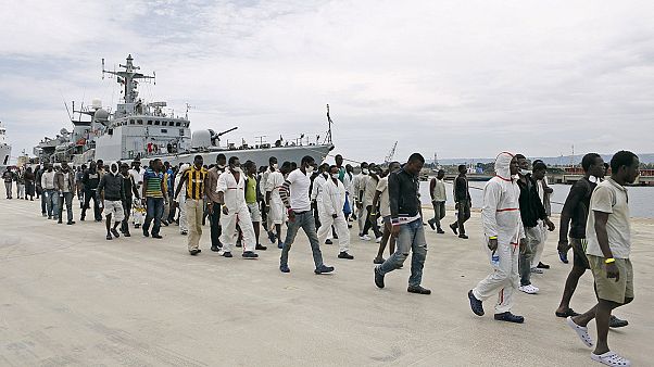 Immigrazione: 17 morti sbarcano ad Augusta Immigrazione: 17 morti sbarcano ad Augusta