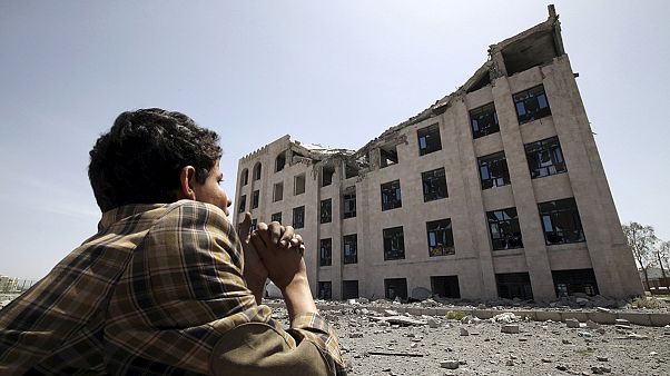 وفد حوثي الى مسقط والغارات الجوية مستمرة في اليمن وفد حوثي الى مسقط والغارات الجوية مستمرة في اليمن