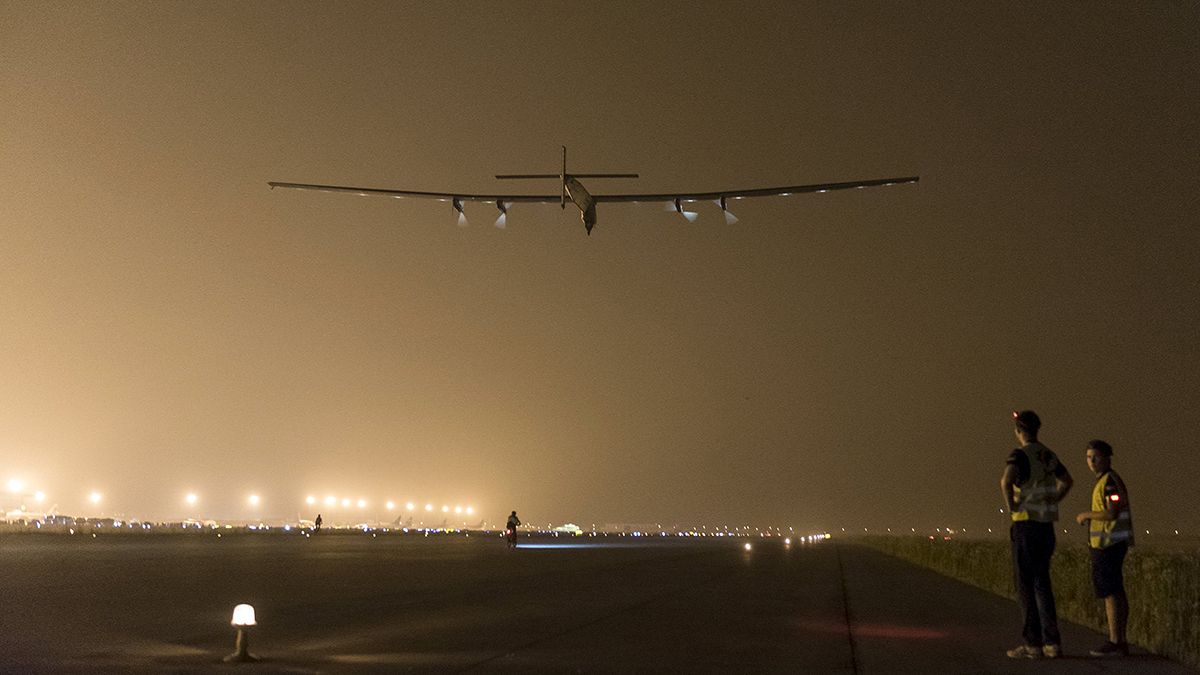 "Solar Impulse 2" пережидает непогоду