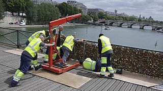 Le Pont des Arts à Paris : 50 tonnes d'amour, c'était trop lourd à porter !