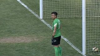 Thirsty Chinese goalkeeper leaks goal