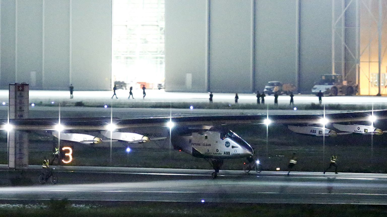 El mal tiempo obliga al Solar Impulse a aterrizar en Japón en su vuelta al mundo