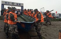 Κίνα: Δραματική επιχείρηση διάσωσης 450 επιβατών πλοίου που βυθίστηκε