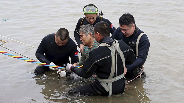 Китай: водолазы пытаются спасти людей с затонувшего на Янцзы пассажирского теплохода Китай: водолазы пытаются спасти людей с затонувшего на Янцзы пассажирского теплохода