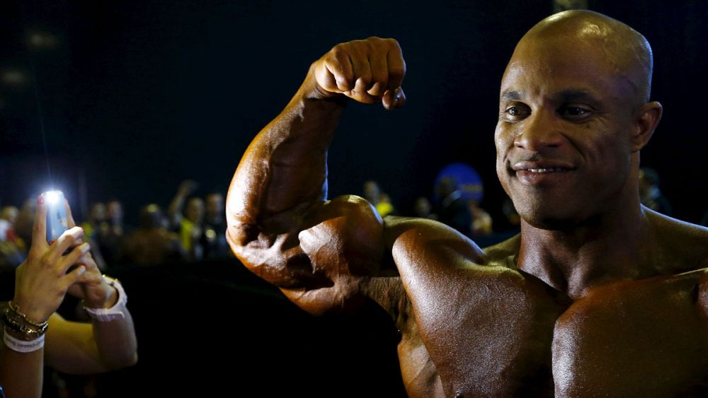 Arnold Schwarzenegger presents trophy to Egyptian bodybuilder | Euronews