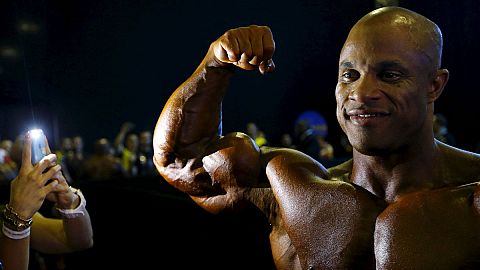 Mısırlı vücut geliştirme şampiyonu ödülünü Arnold Schwarzenegger'den aldı