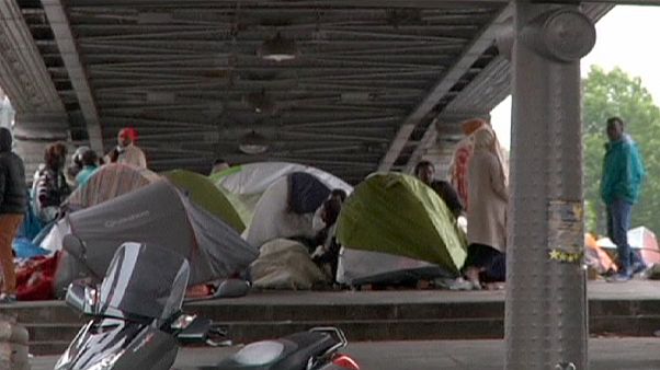 Paris'te Afrikalı göçmenlerin kaldığı çadırlar boşaltıldı Paris'te Afrikalı göçmenlerin kaldığı çadırlar boşaltıldı