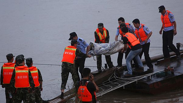 صدها تن از سرنشینان کشتی چینی هنوز ناپدید هستند صدها تن از سرنشینان کشتی چینی هنوز ناپدید هستند