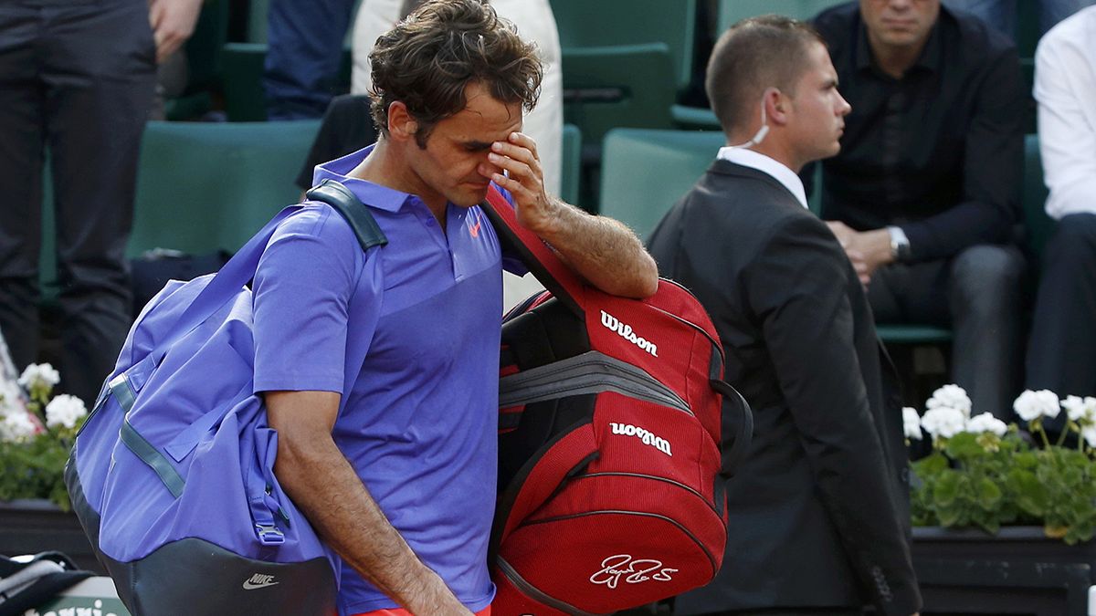 Wawrinka stuns Federer at Roland-Garros